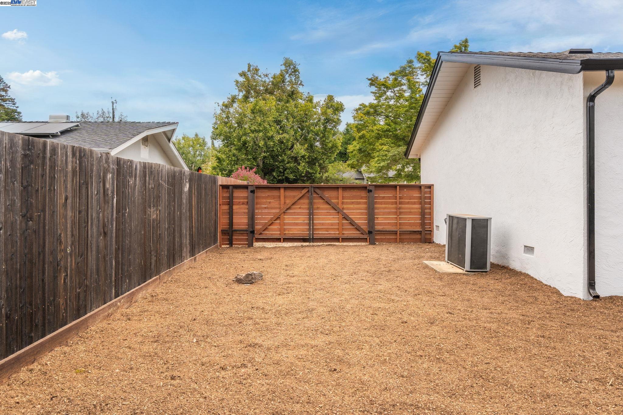 1377 El Camino Dr