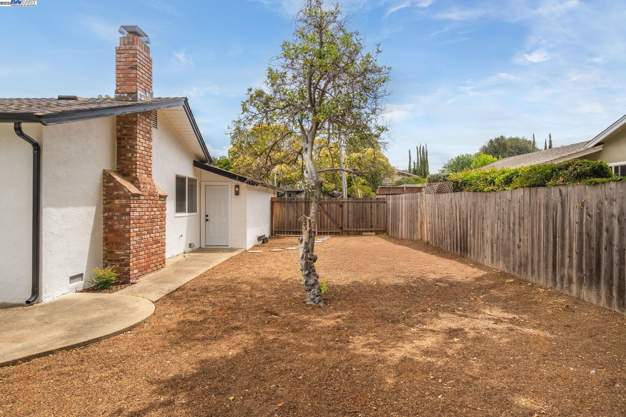 1377 El Camino Dr