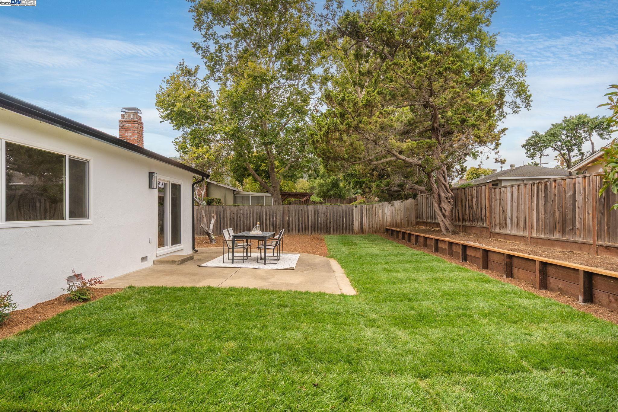 1377 El Camino Dr