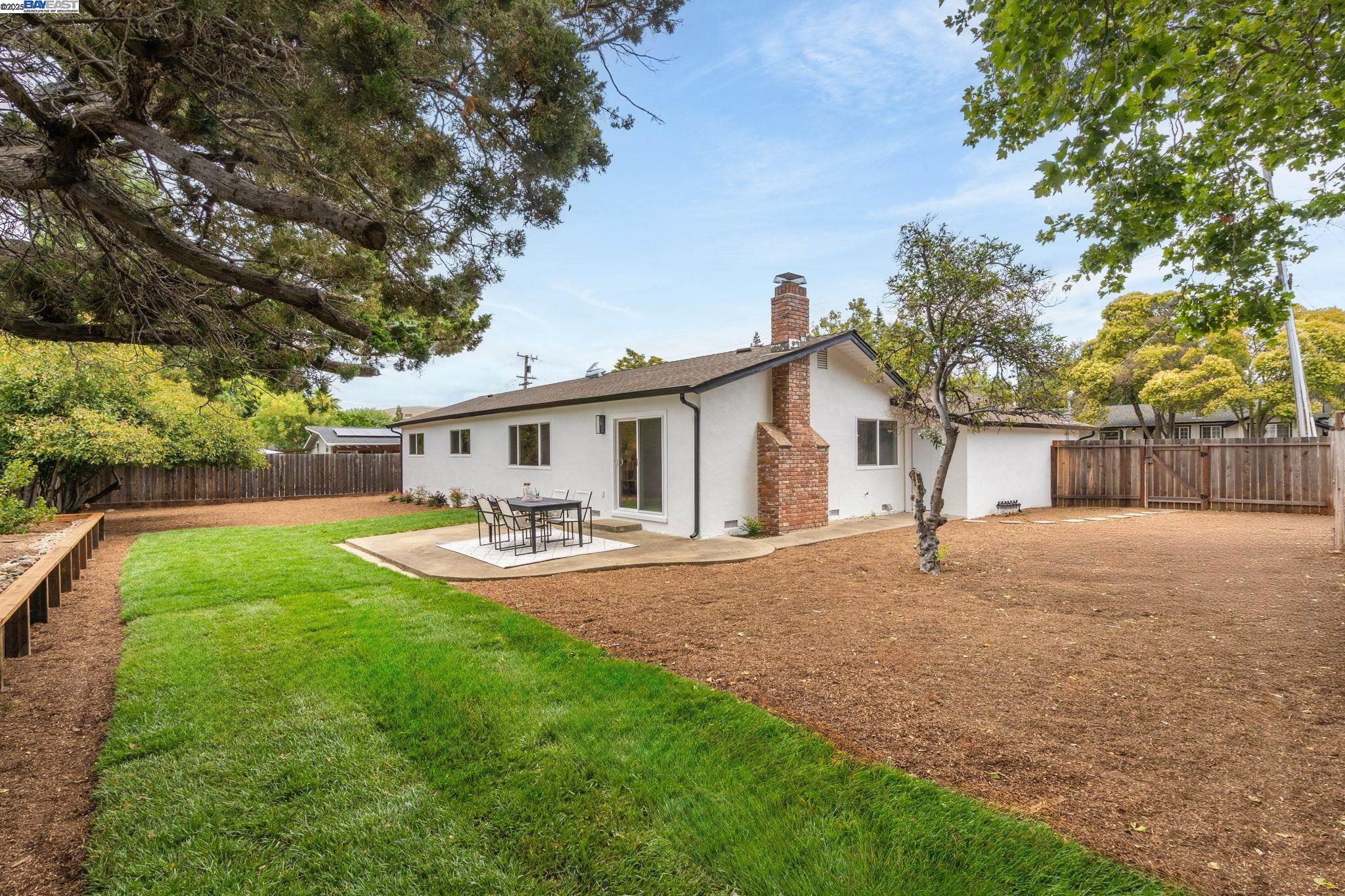 1377 El Camino Dr