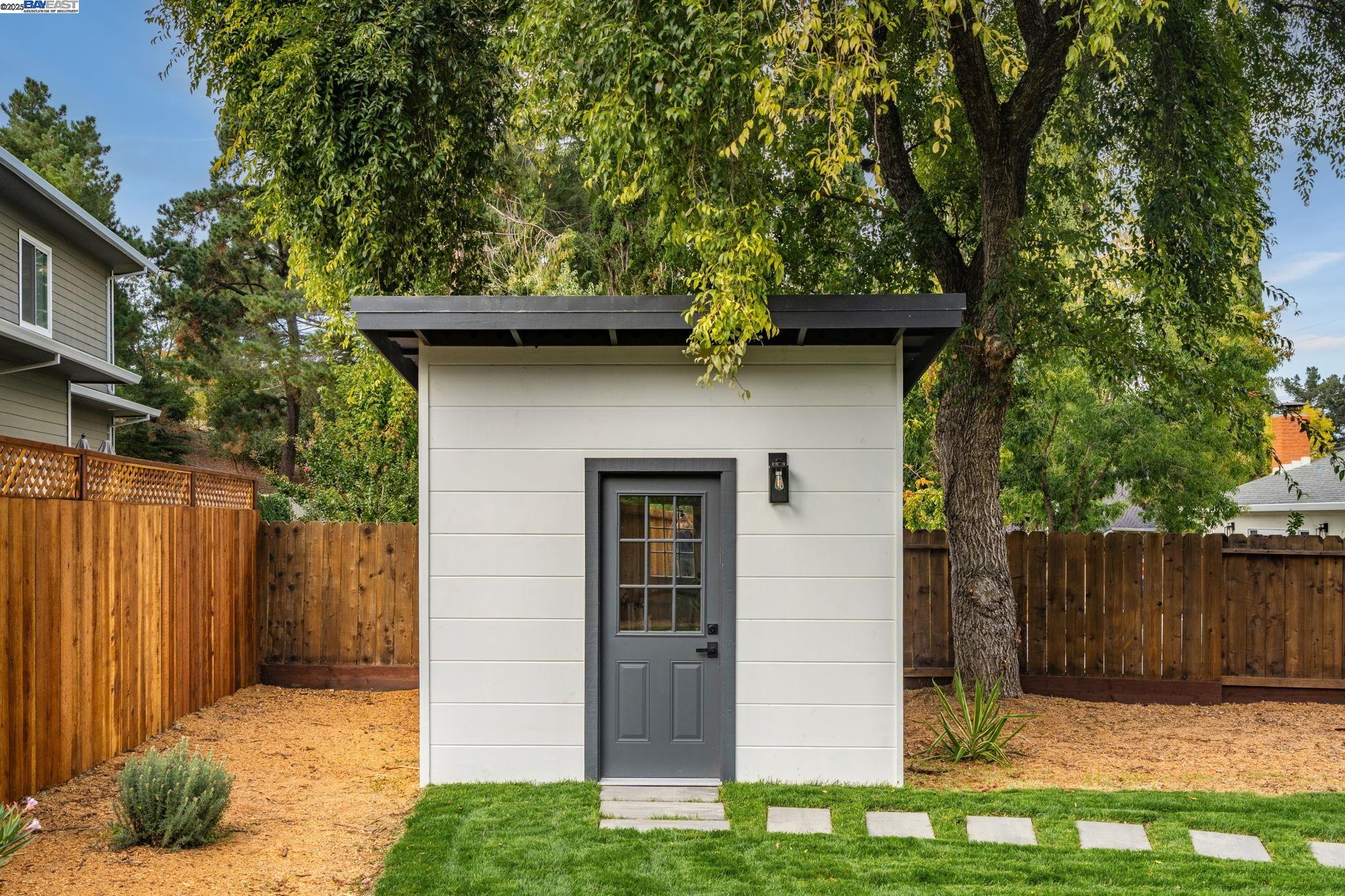 1425 Camino Verde