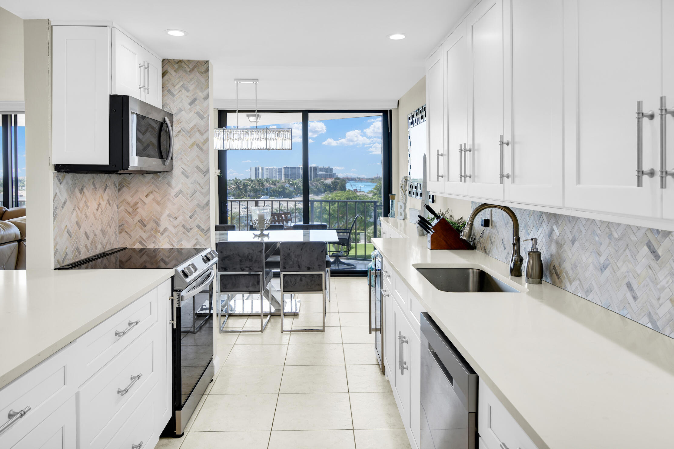 899 Jeffery Street 609