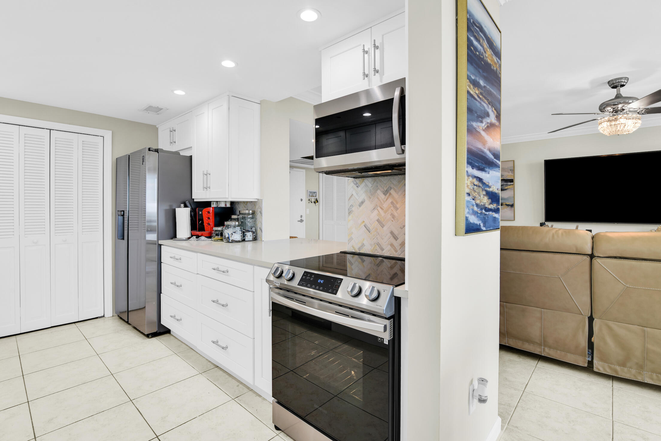 899 Jeffery Street 609