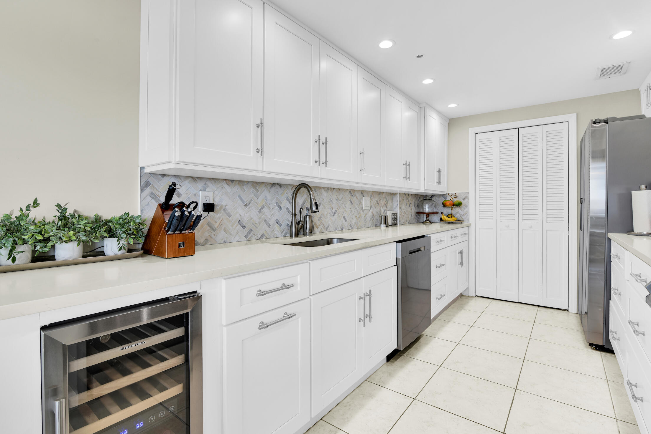 899 Jeffery Street 609