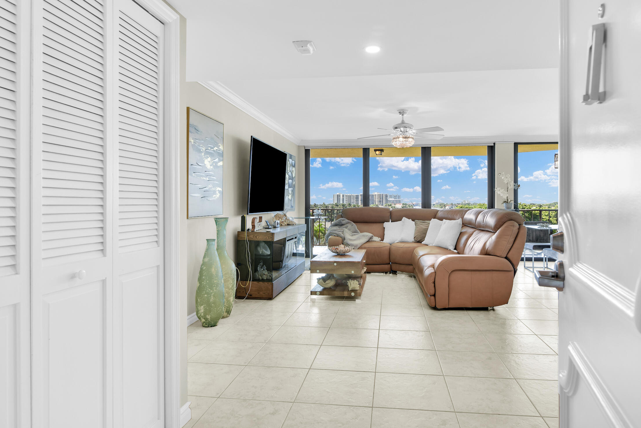 899 Jeffery Street 609