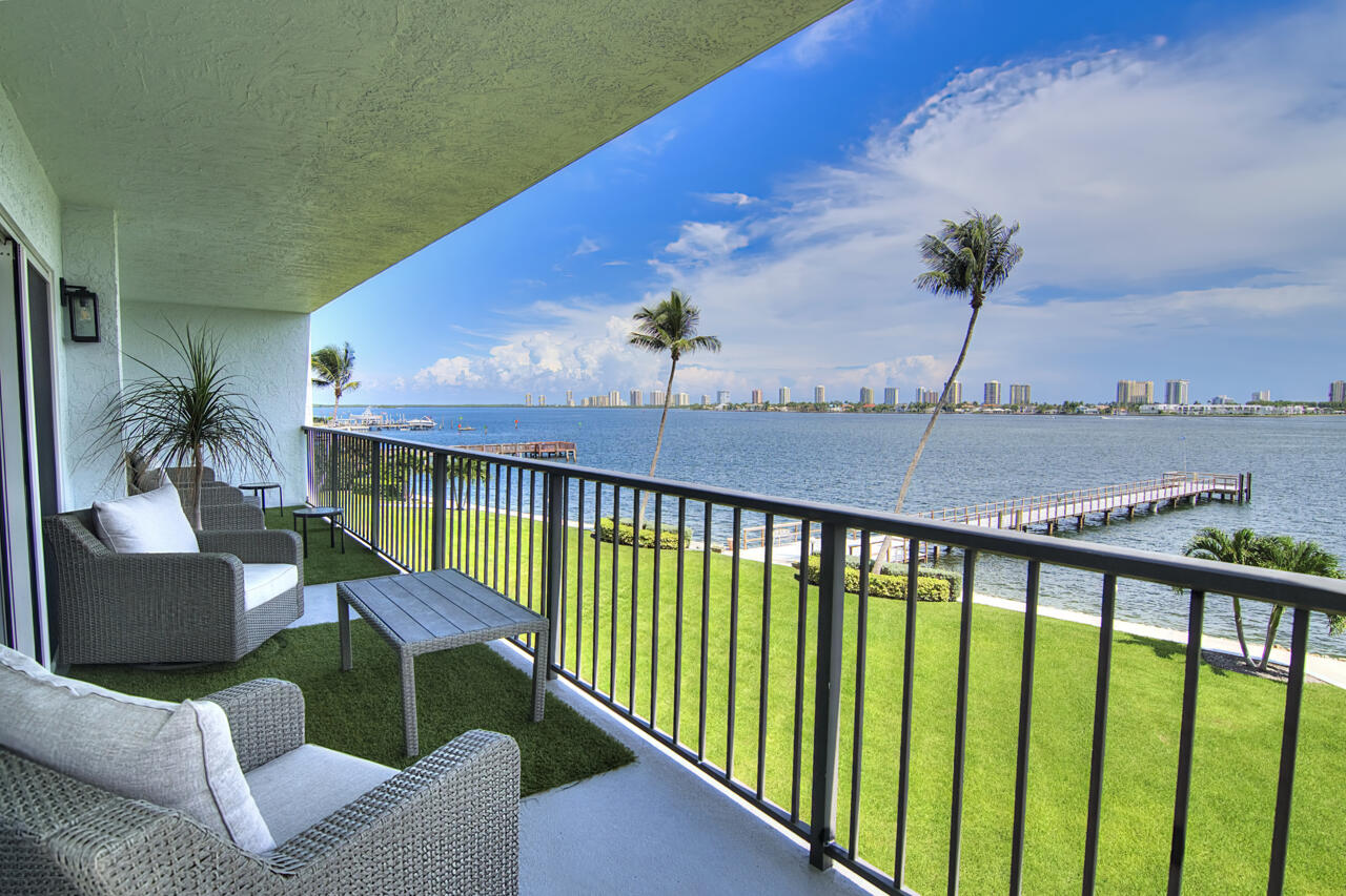 3040 Lake Shore Drive 305