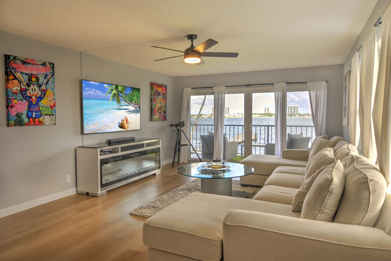 3040 Lake Shore Drive 305