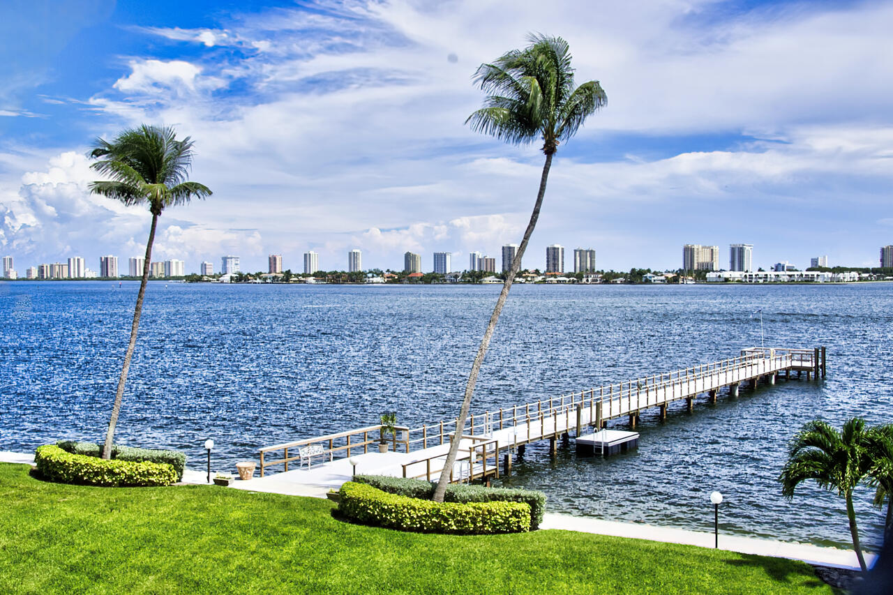 3040 Lake Shore Drive 305