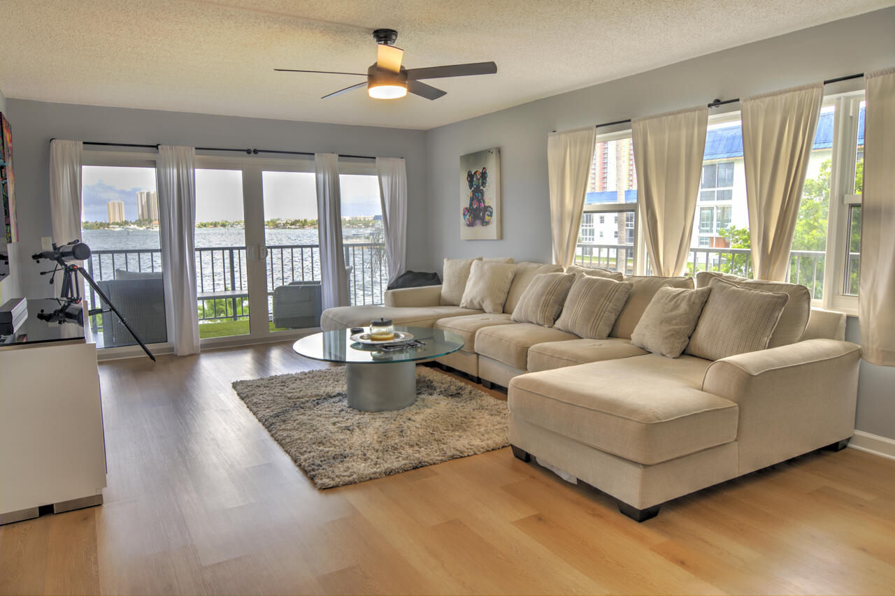 3040 Lake Shore Drive 305
