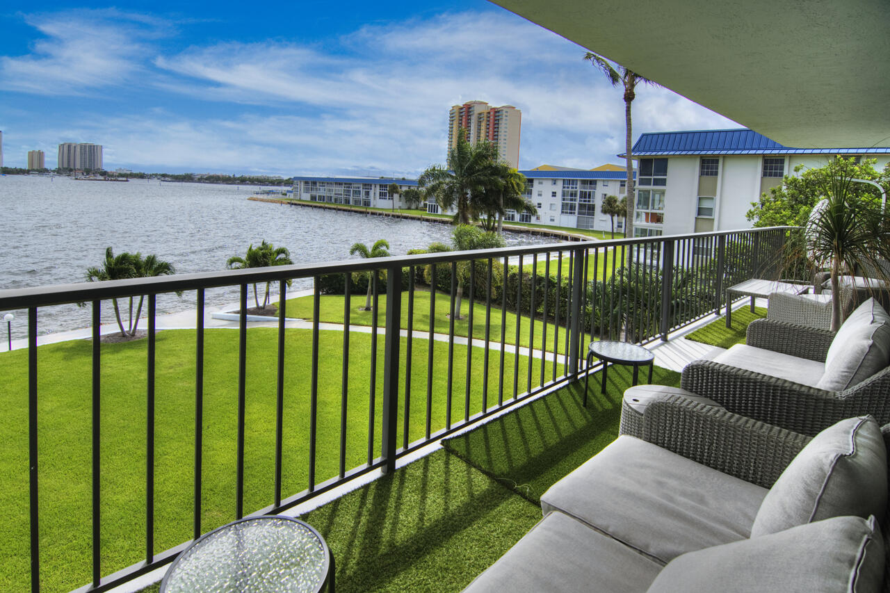 3040 Lake Shore Drive 305