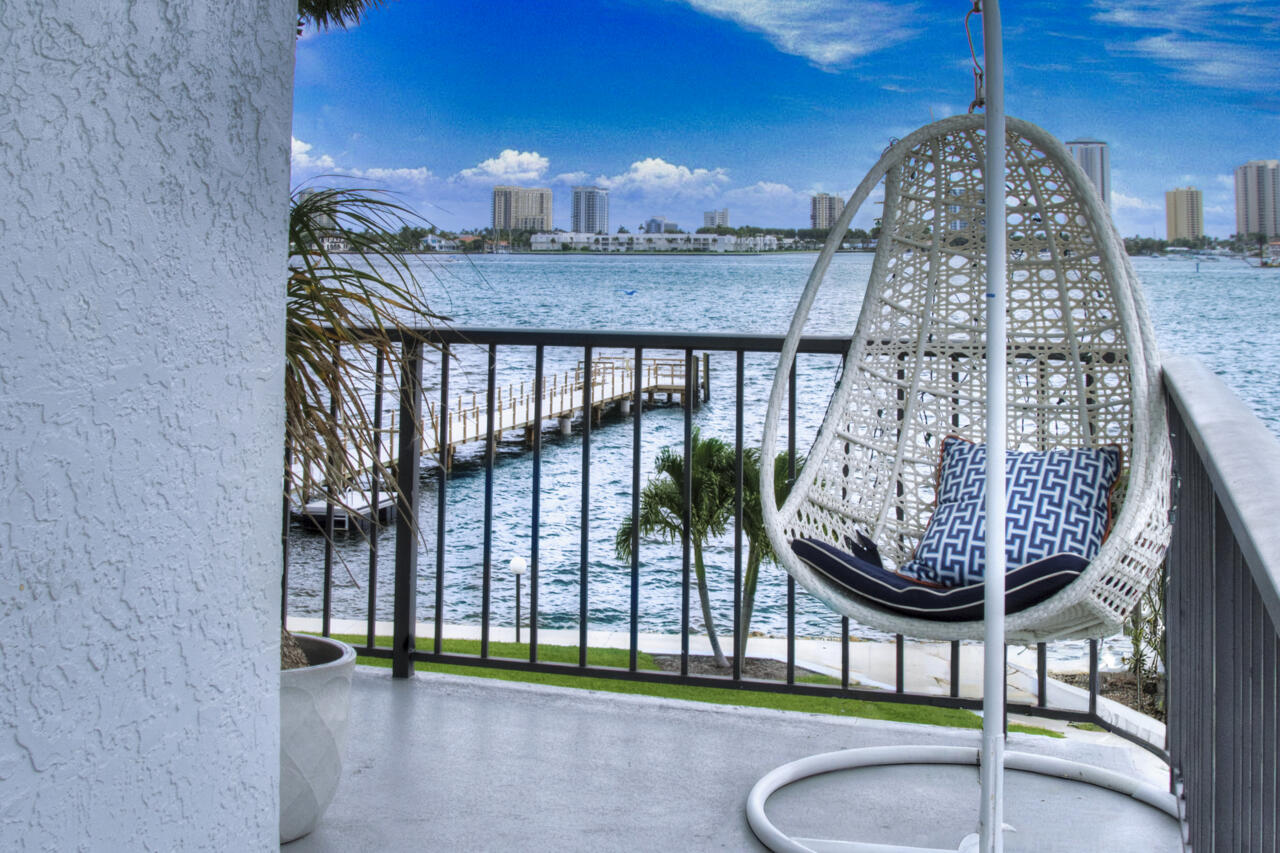 3040 Lake Shore Drive 305