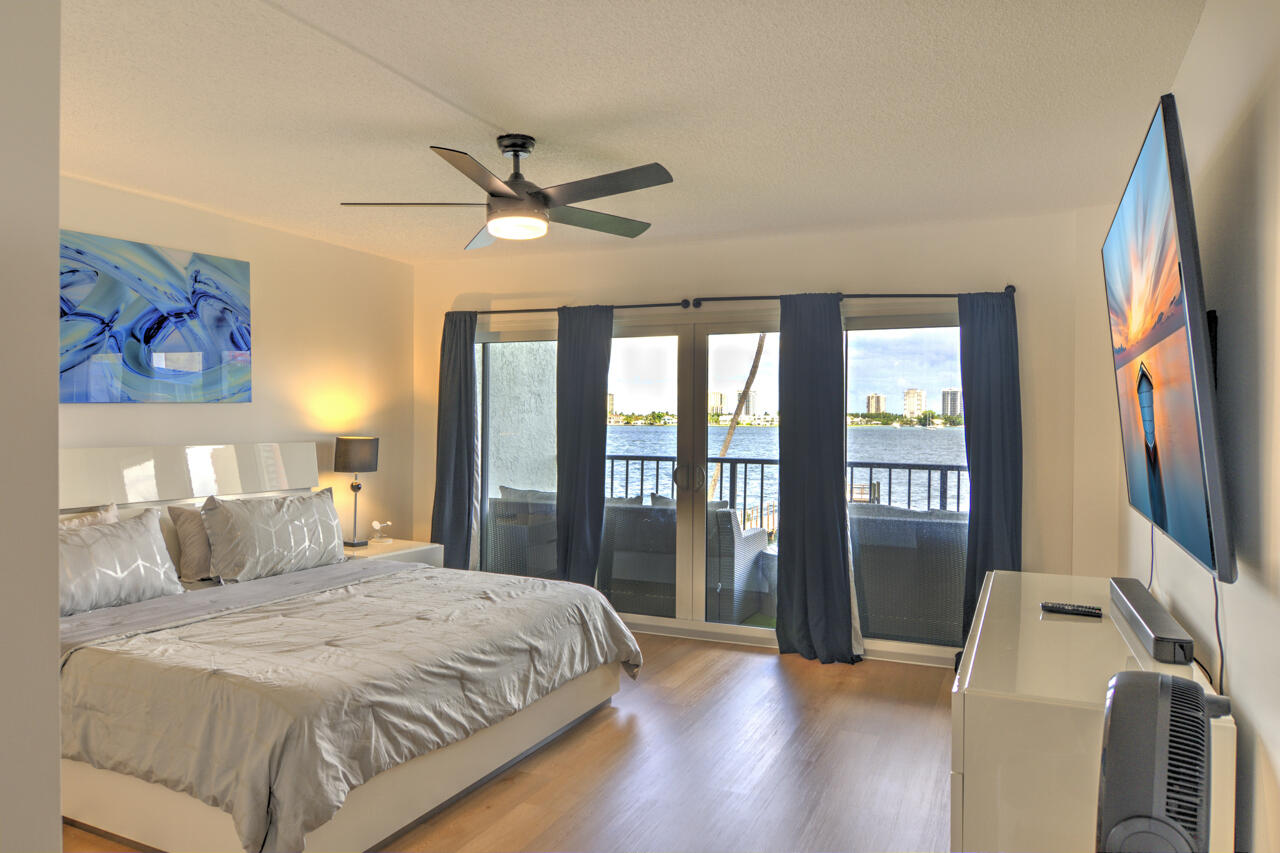 3040 Lake Shore Drive 305