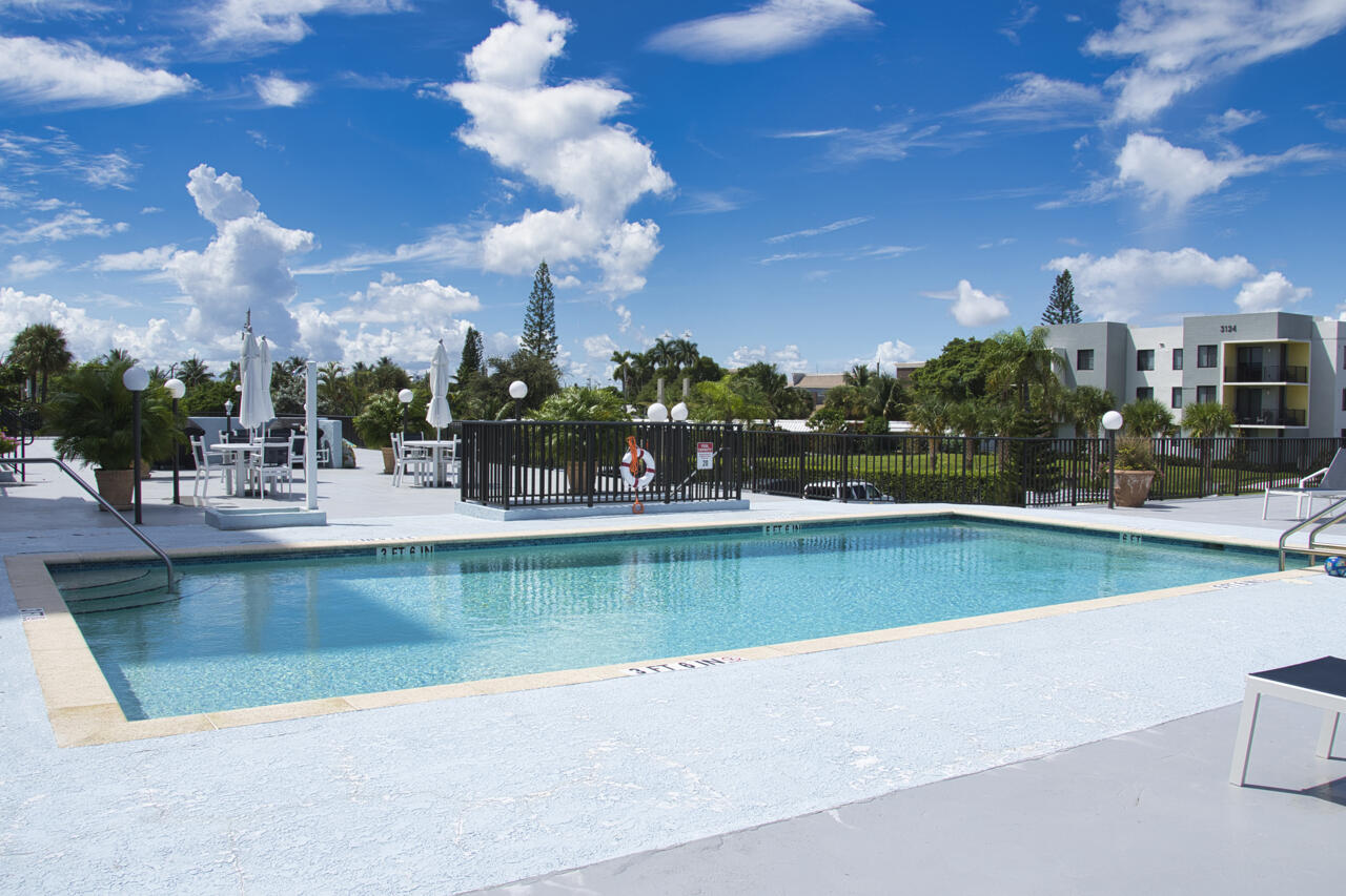 3040 Lake Shore Drive 305