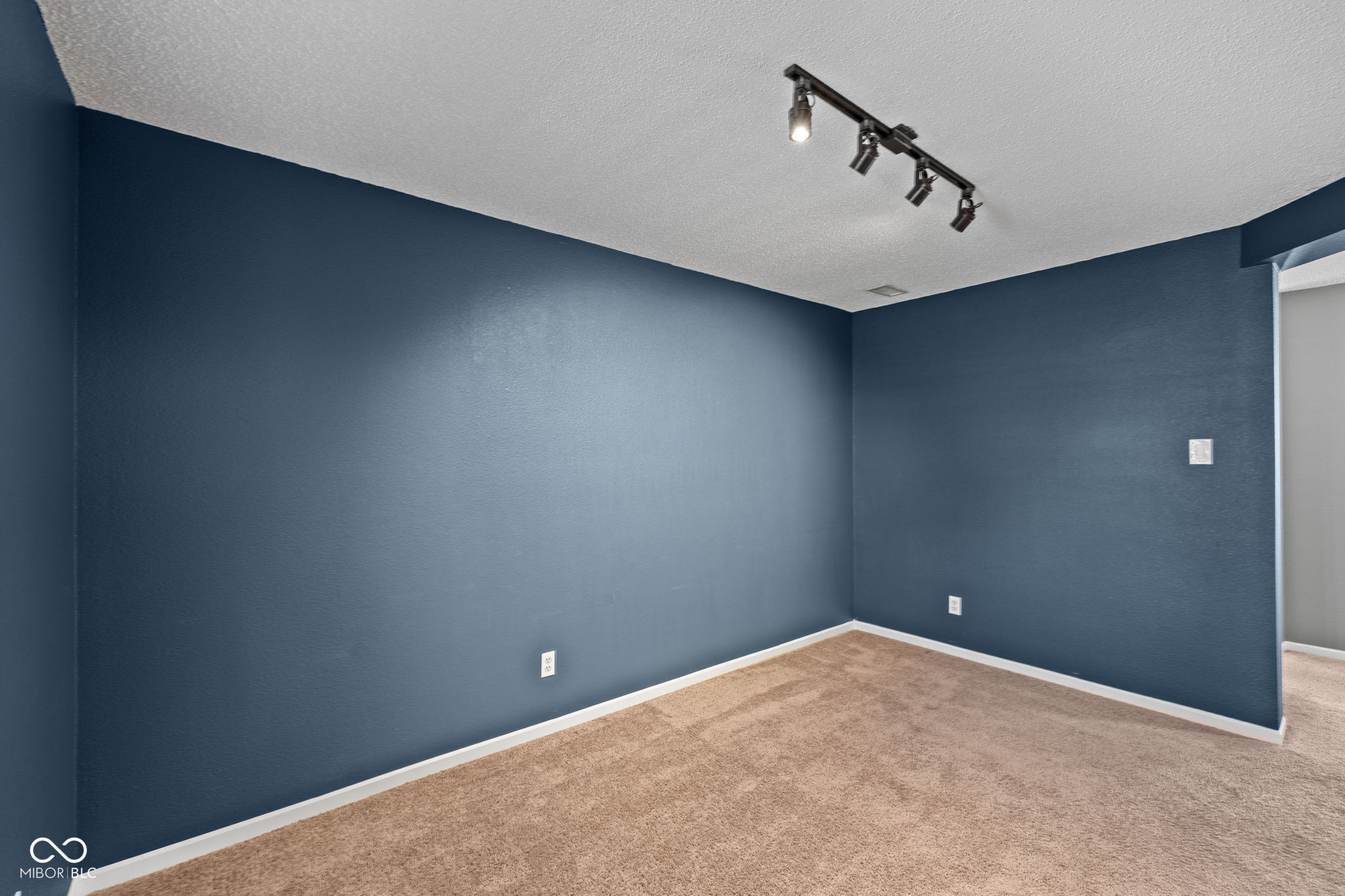 14283 Refreshing Garden Lane