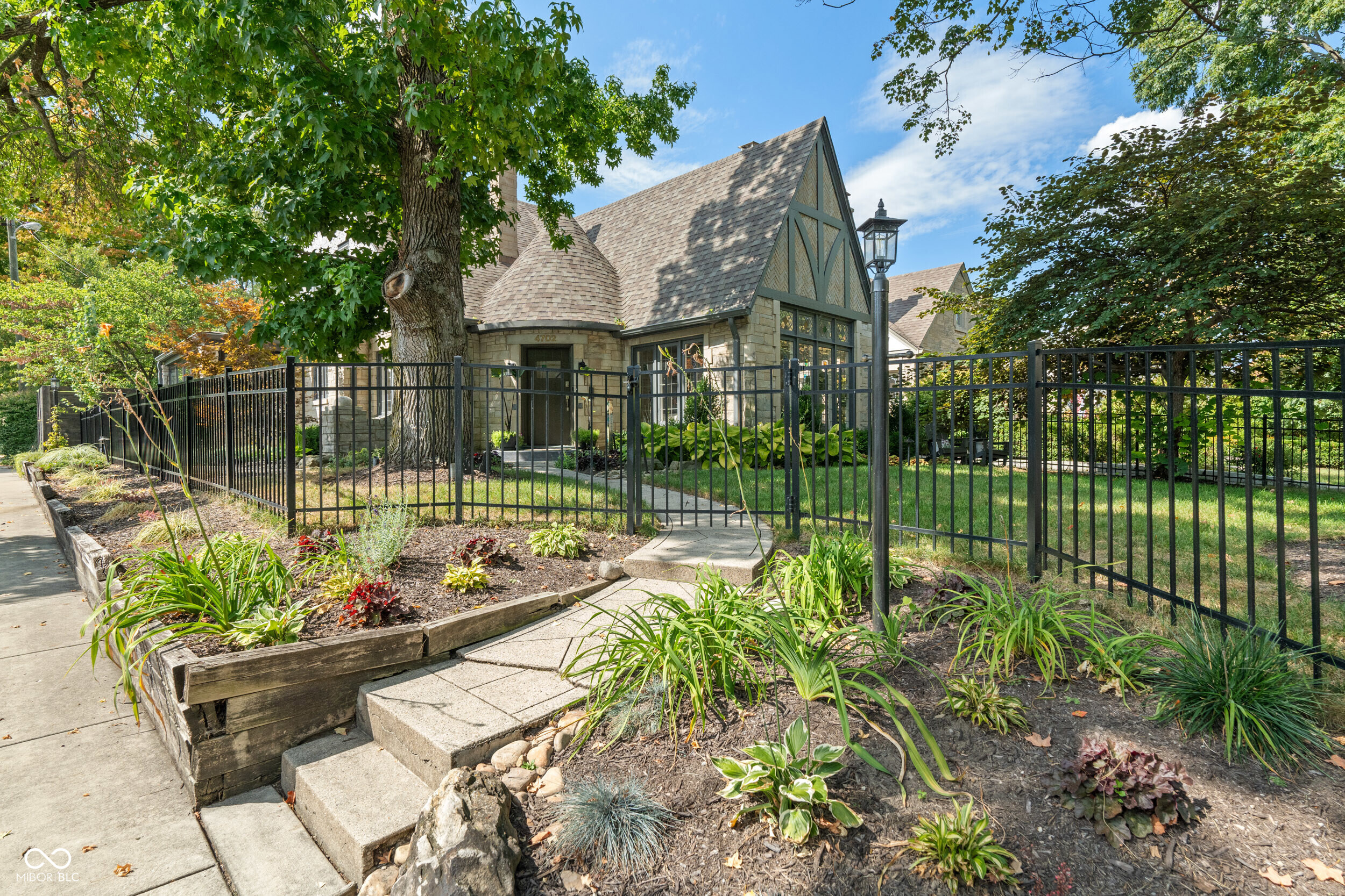 4702 N Illinois Street