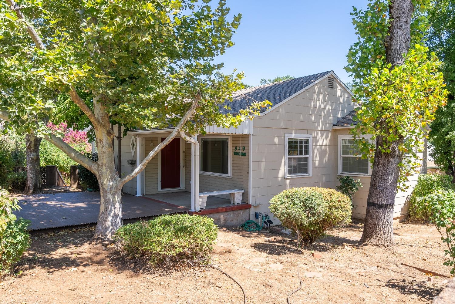 949 Simas Way