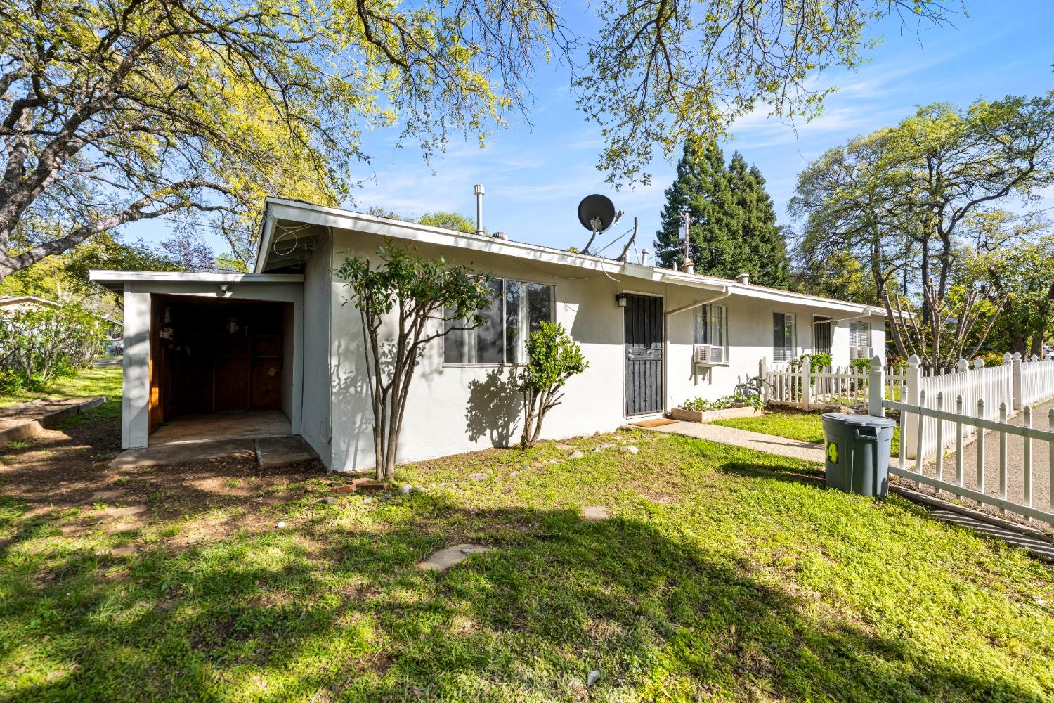 852 Live Oak Way