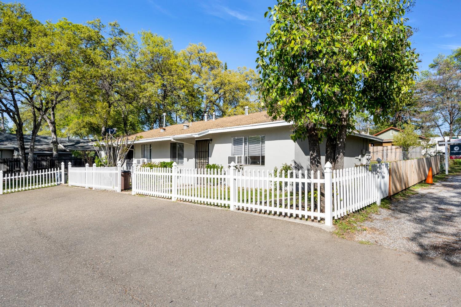 852 Live Oak Way