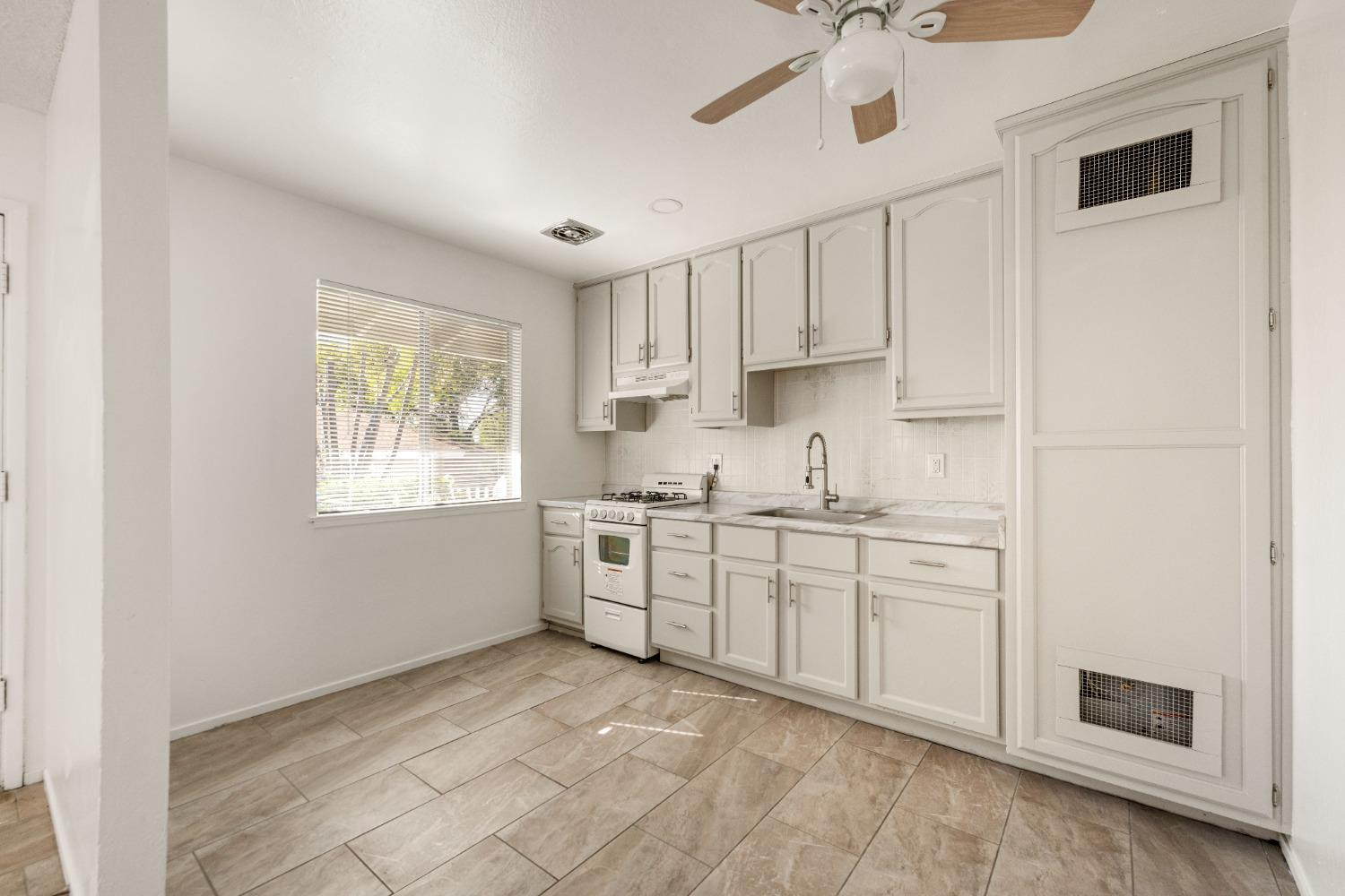 852 Live Oak Way