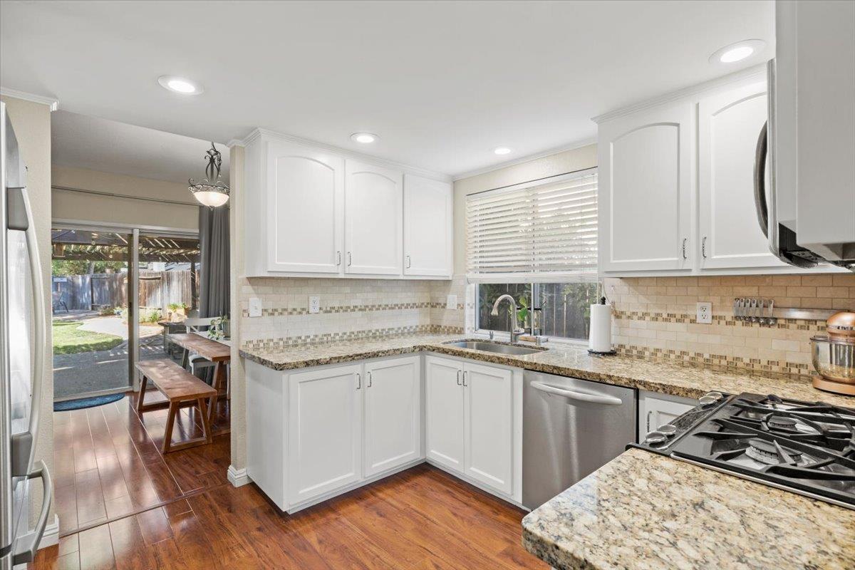 9043 Petite Sirah Way