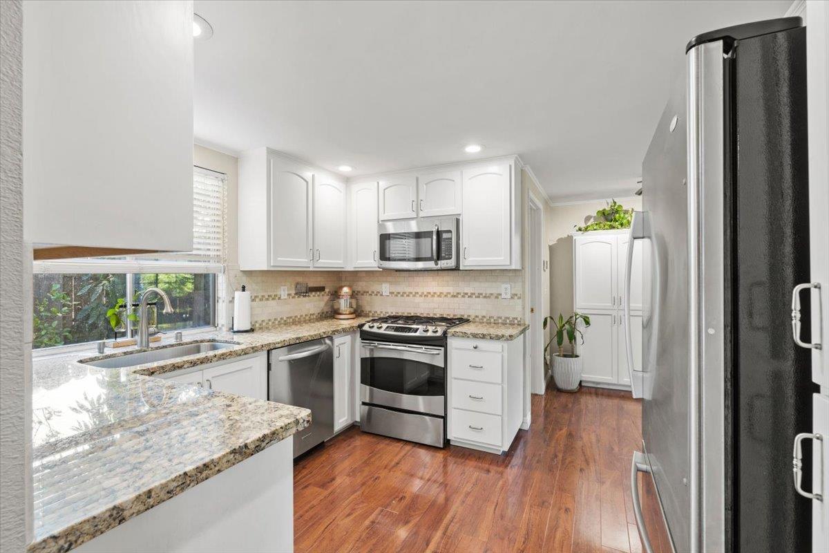 9043 Petite Sirah Way