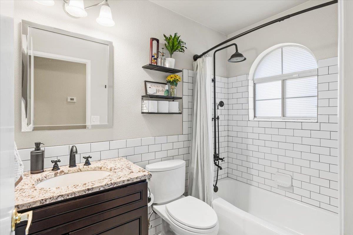 9043 Petite Sirah Way