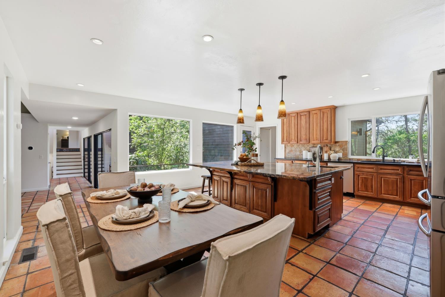2873 King Edward Drive
