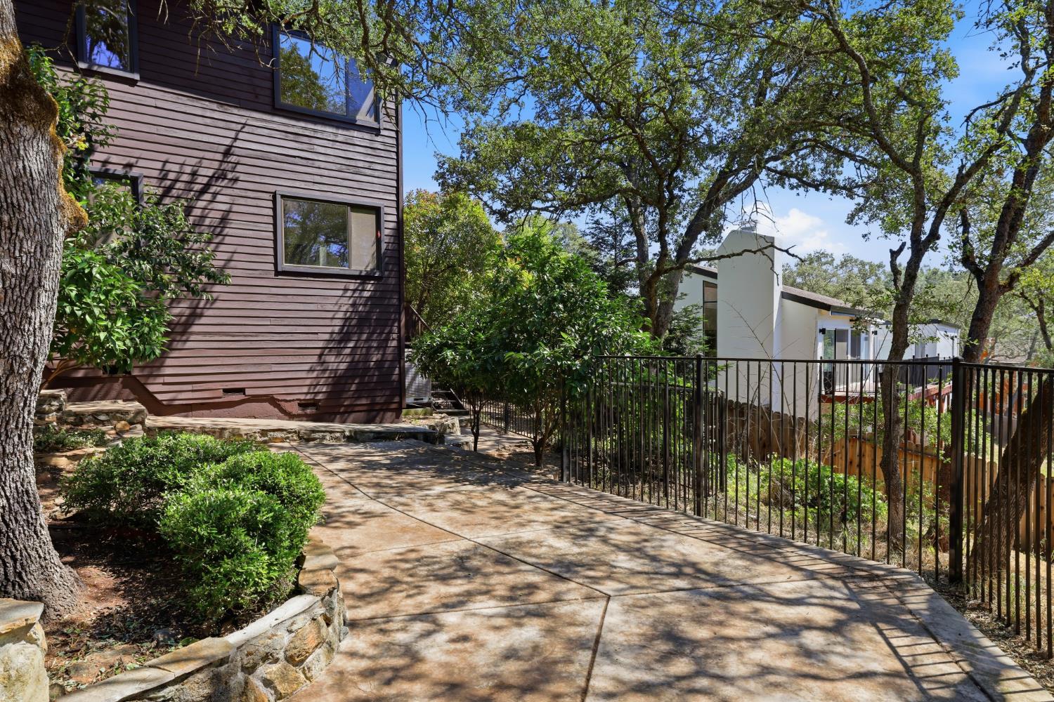 2873 King Edward Drive