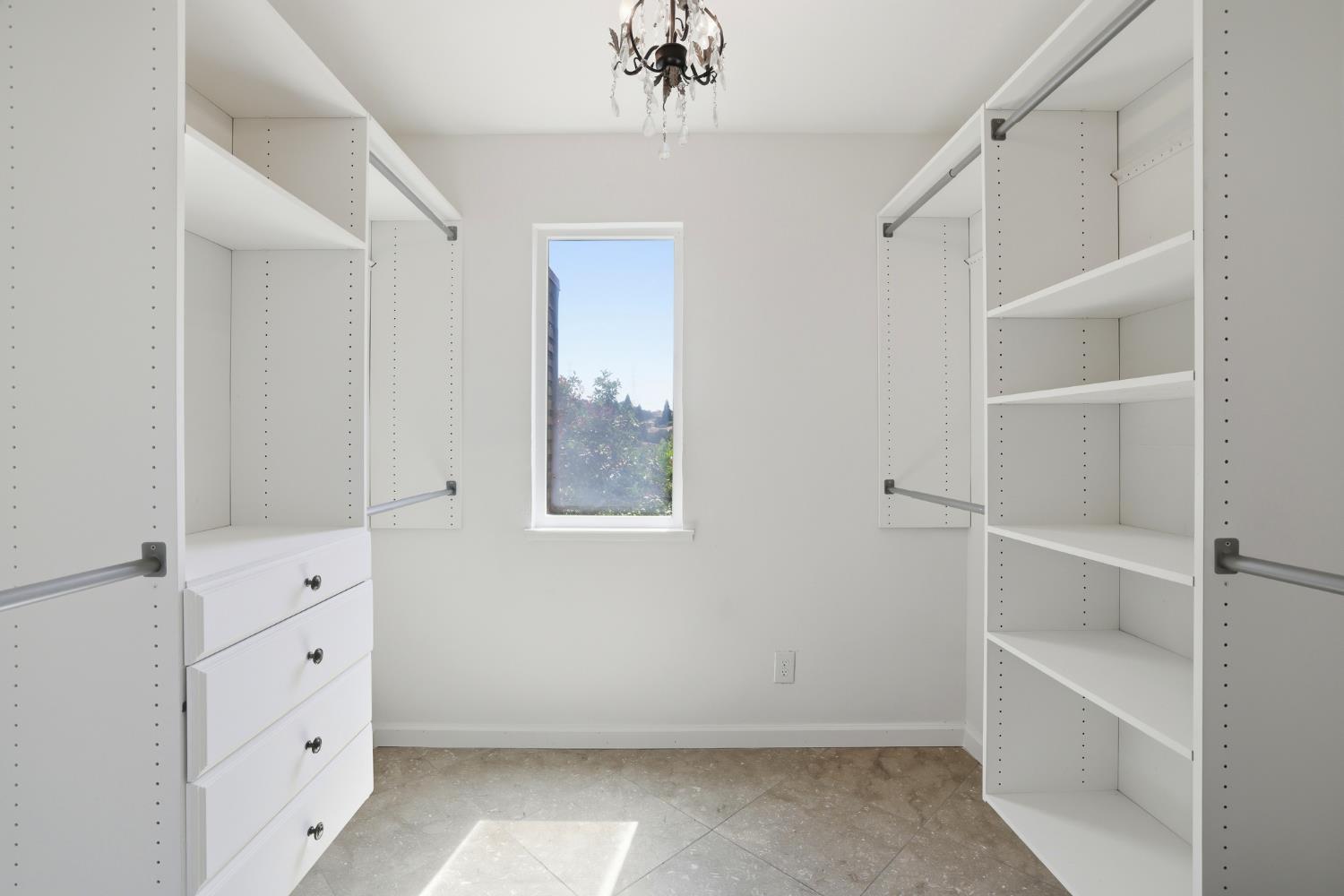 2873 King Edward Drive