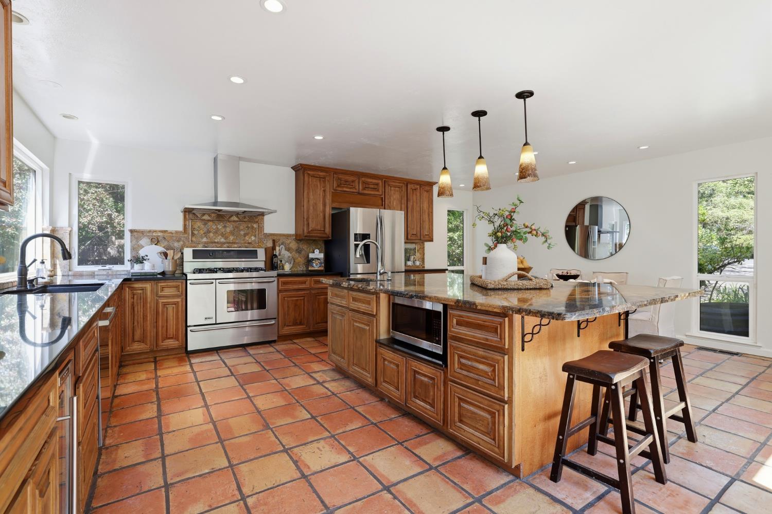 2873 King Edward Drive