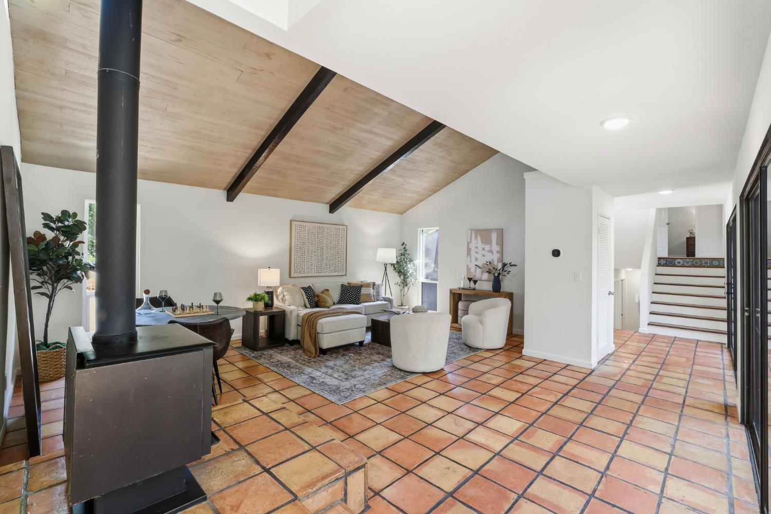 2873 King Edward Drive