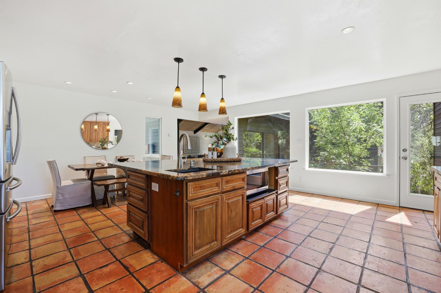 2873 King Edward Drive