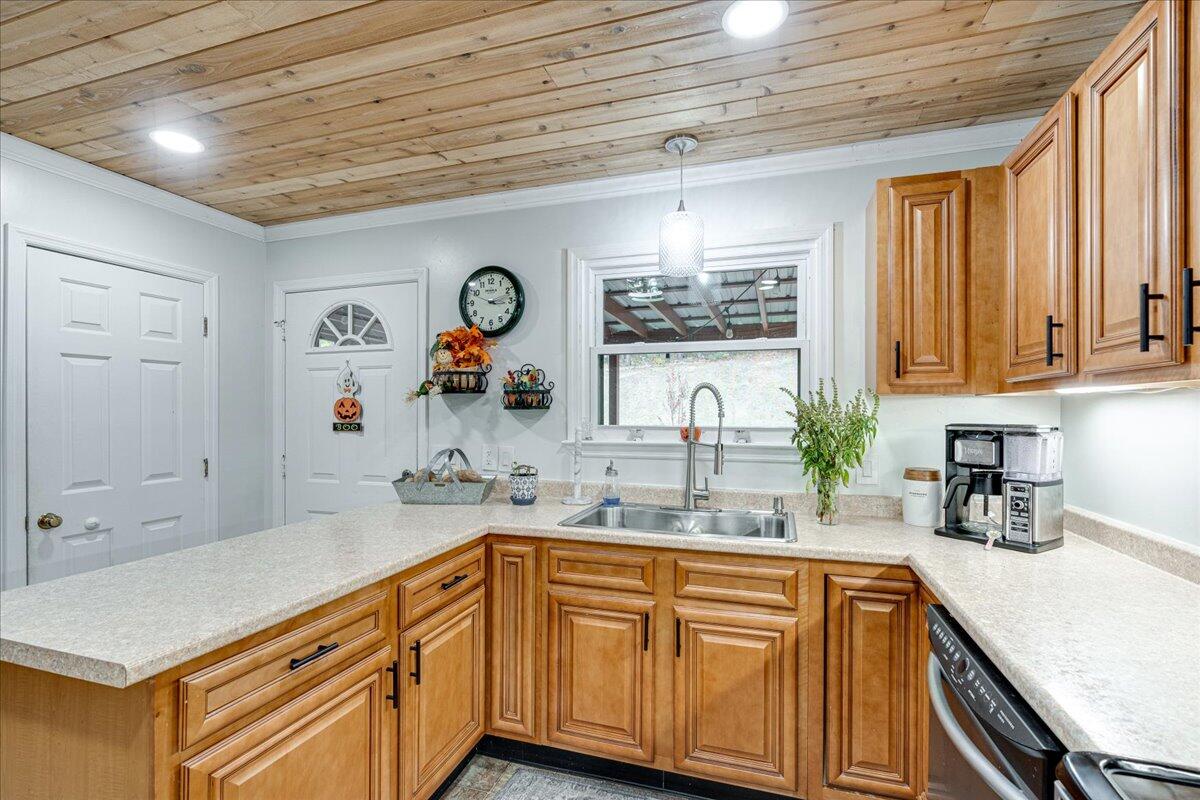 6925 Short Tail Springs Road