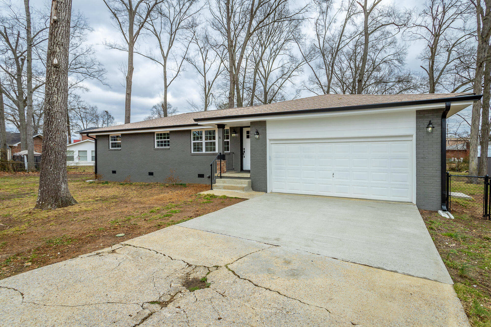 6 Howard Circle