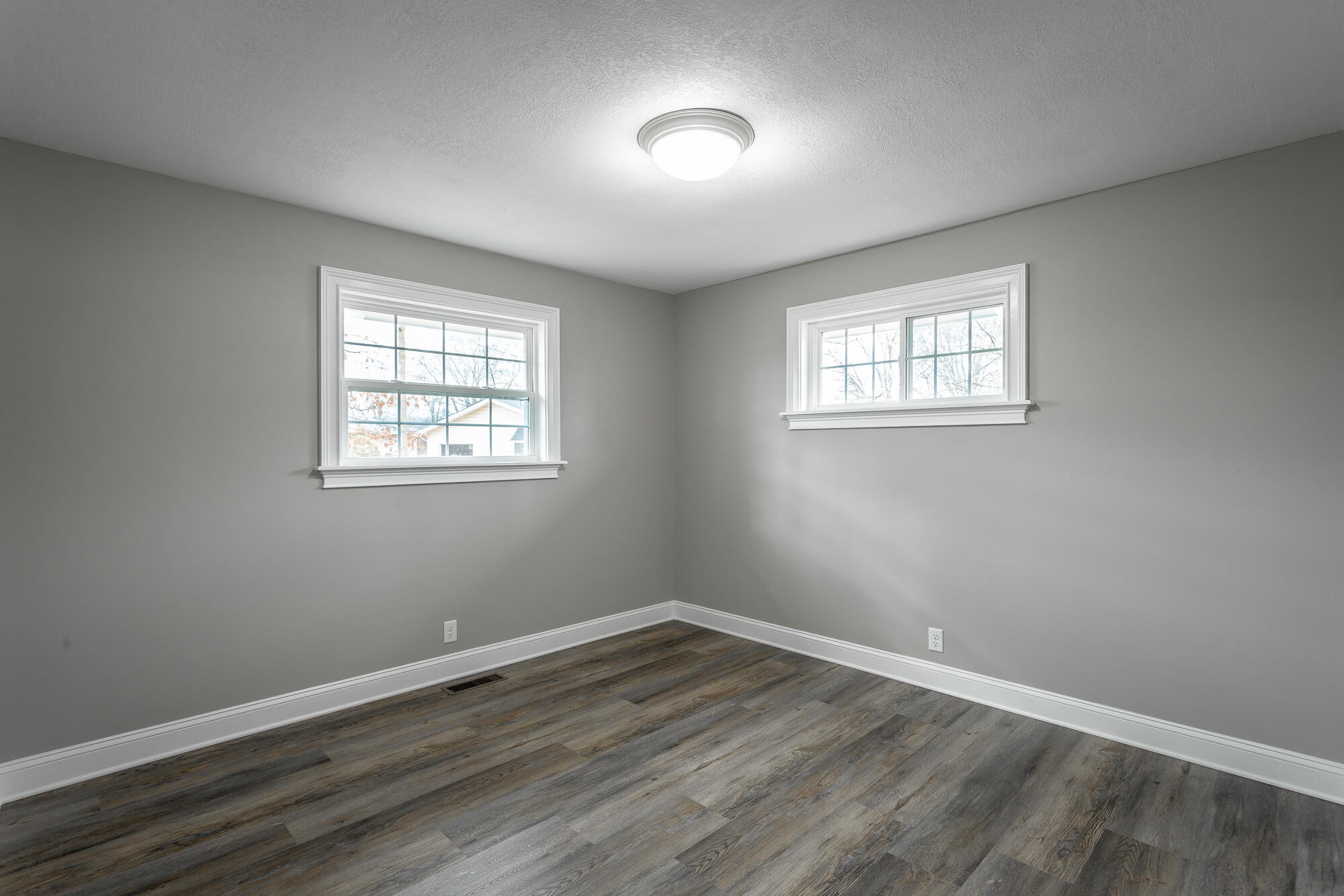 6 Howard Circle
