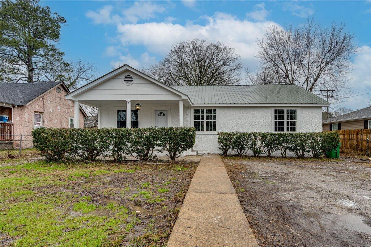 22 Hollywood Drive