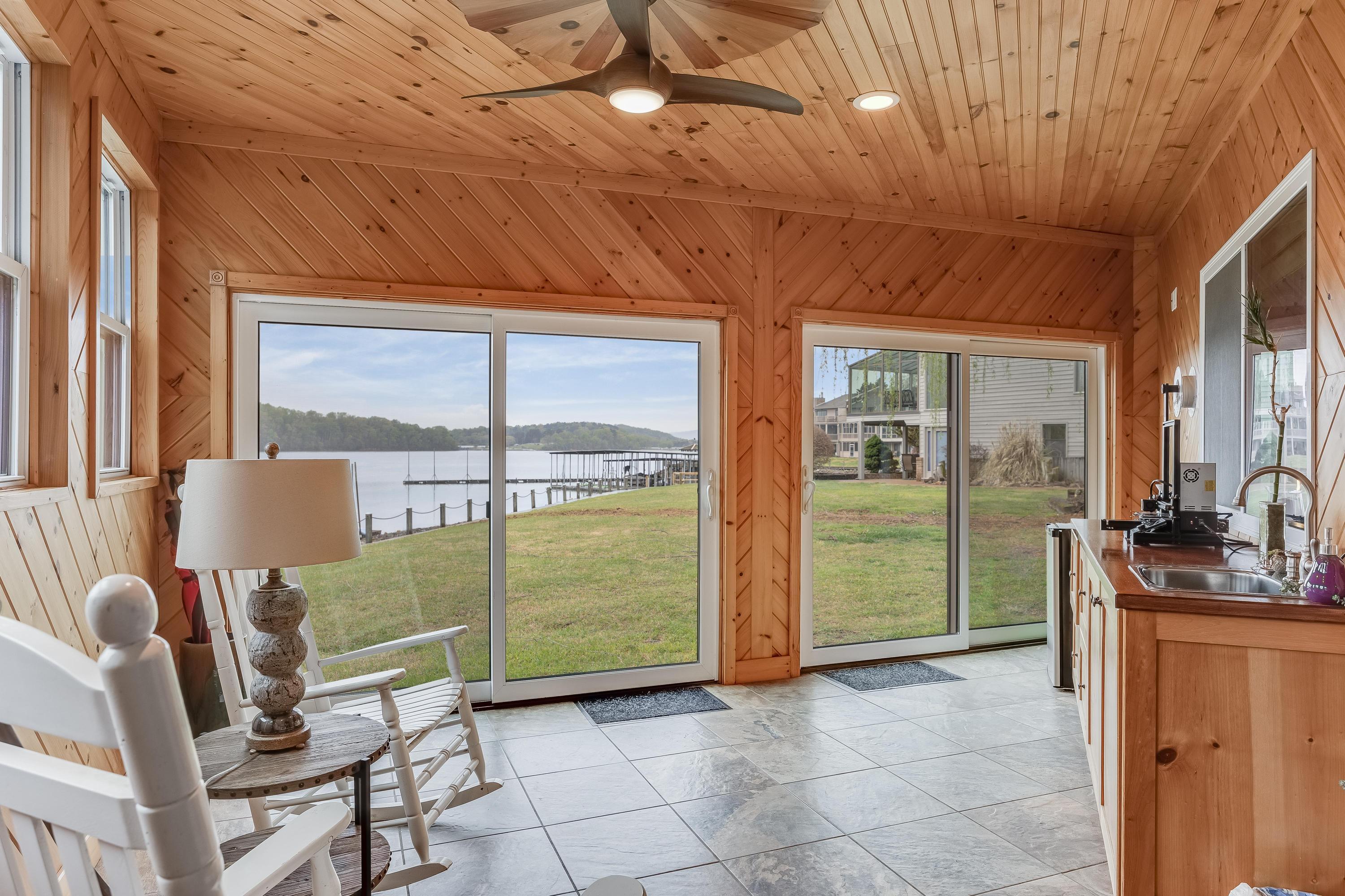 4224 Lakeshore Lane