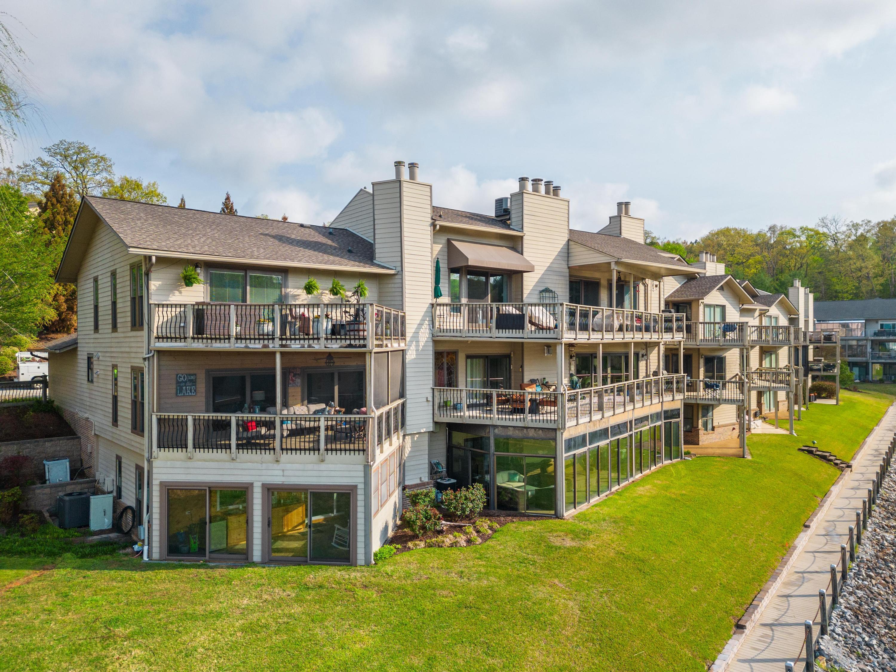 4224 Lakeshore Lane