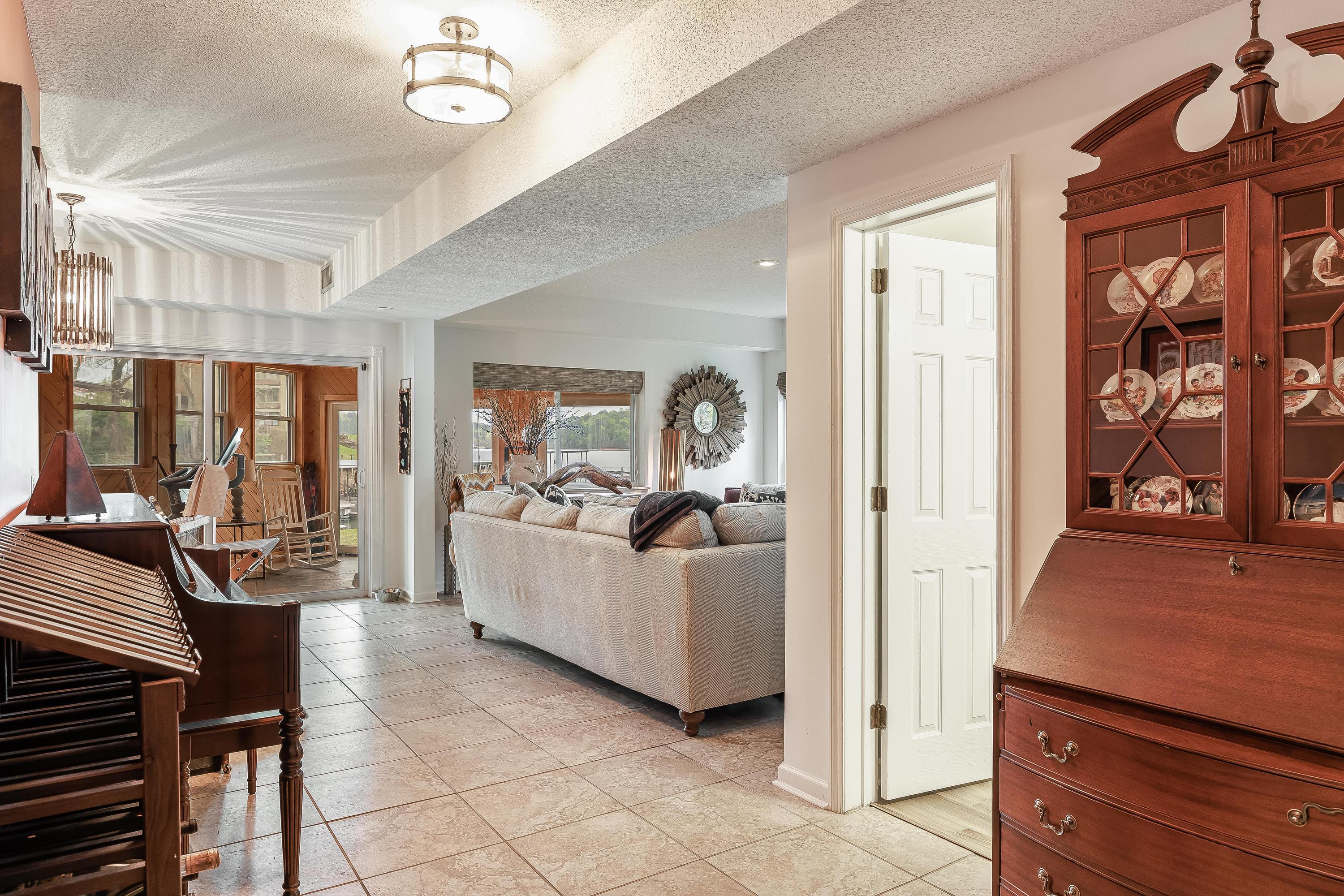 4224 Lakeshore Lane