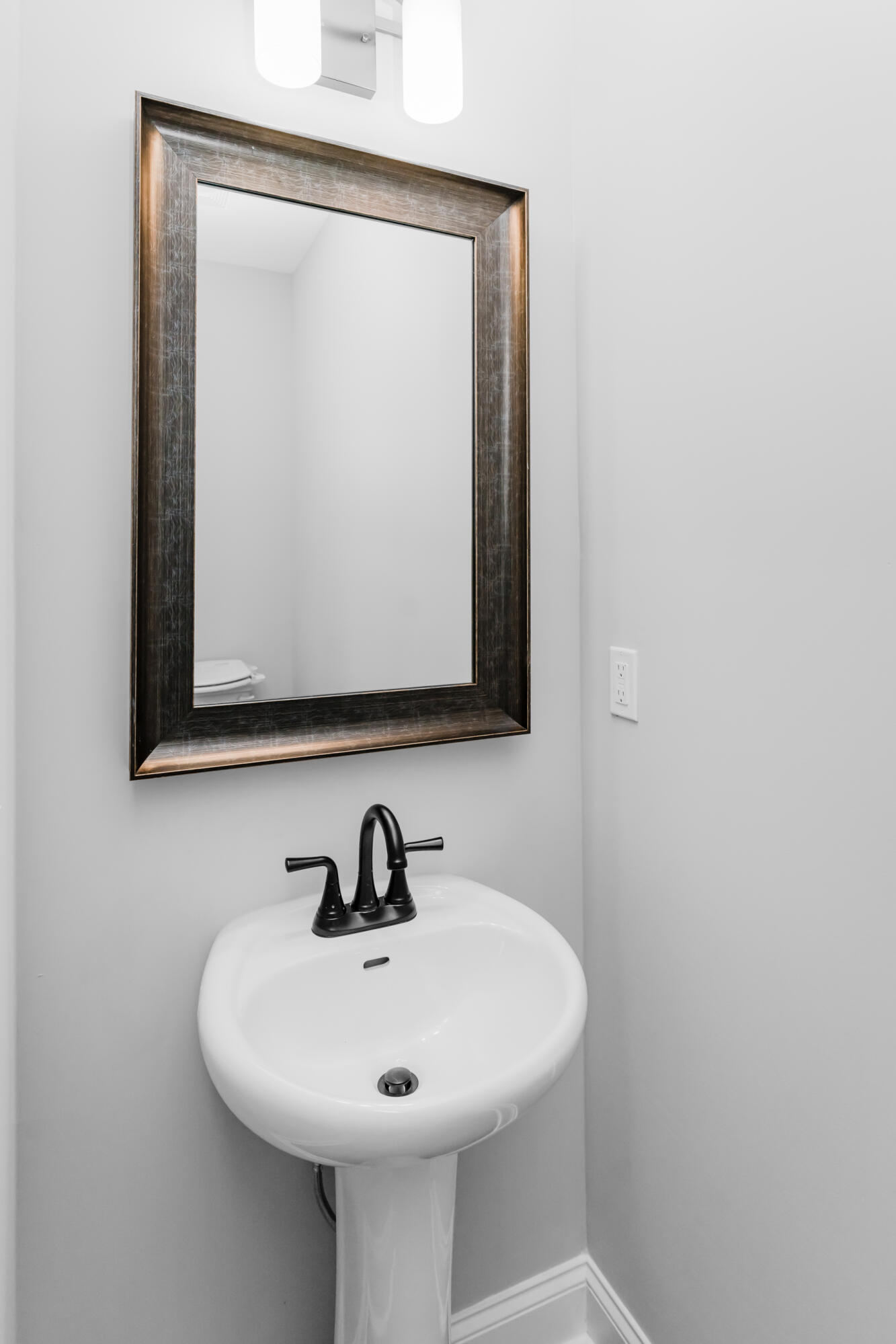 8724 Knolling Loop, 48