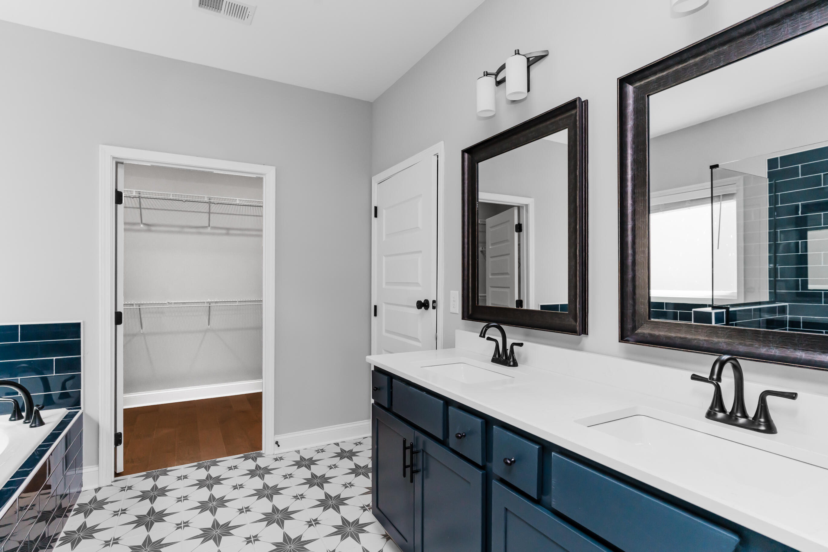 8724 Knolling Loop, 48