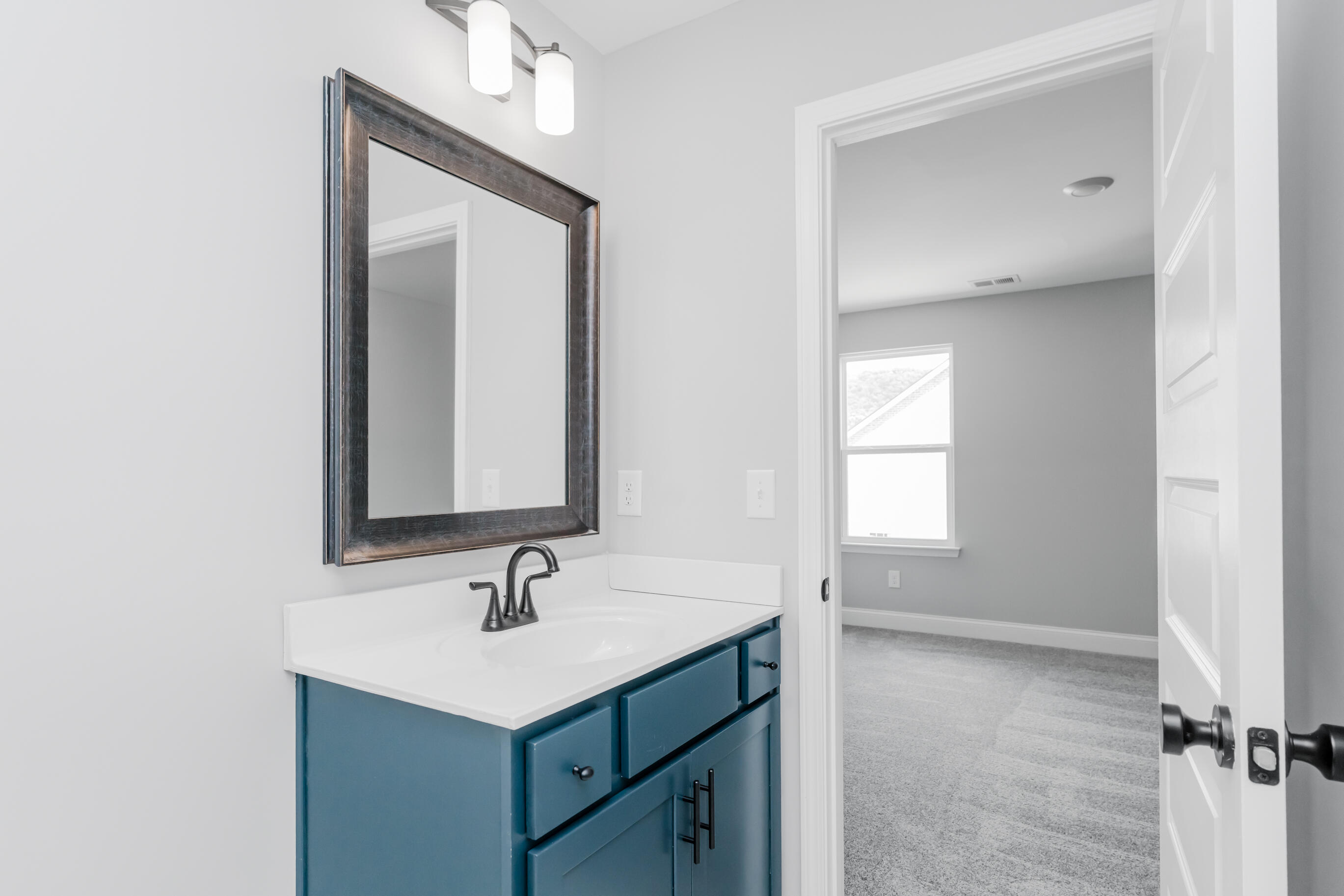 8724 Knolling Loop, 48