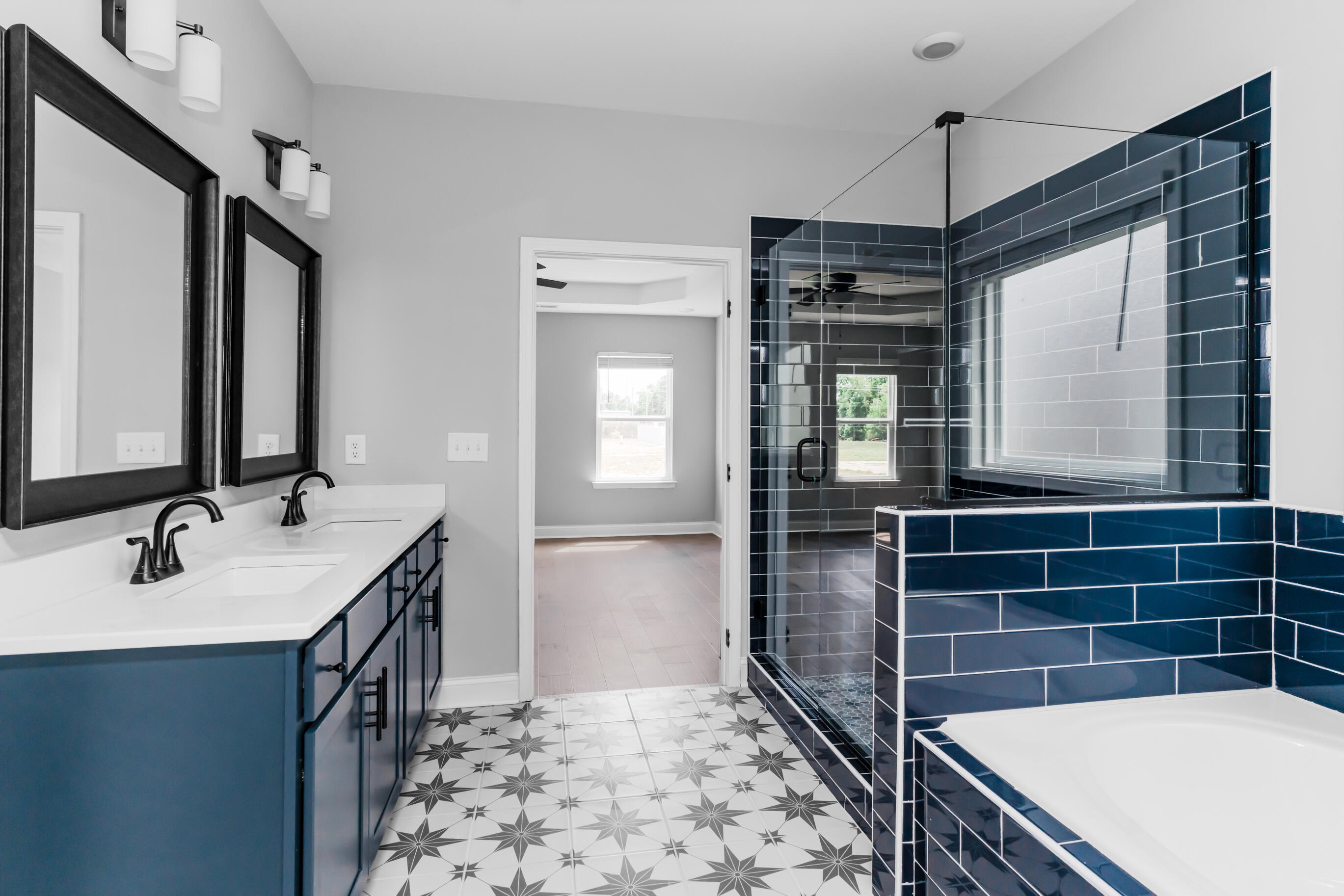 8724 Knolling Loop, 48