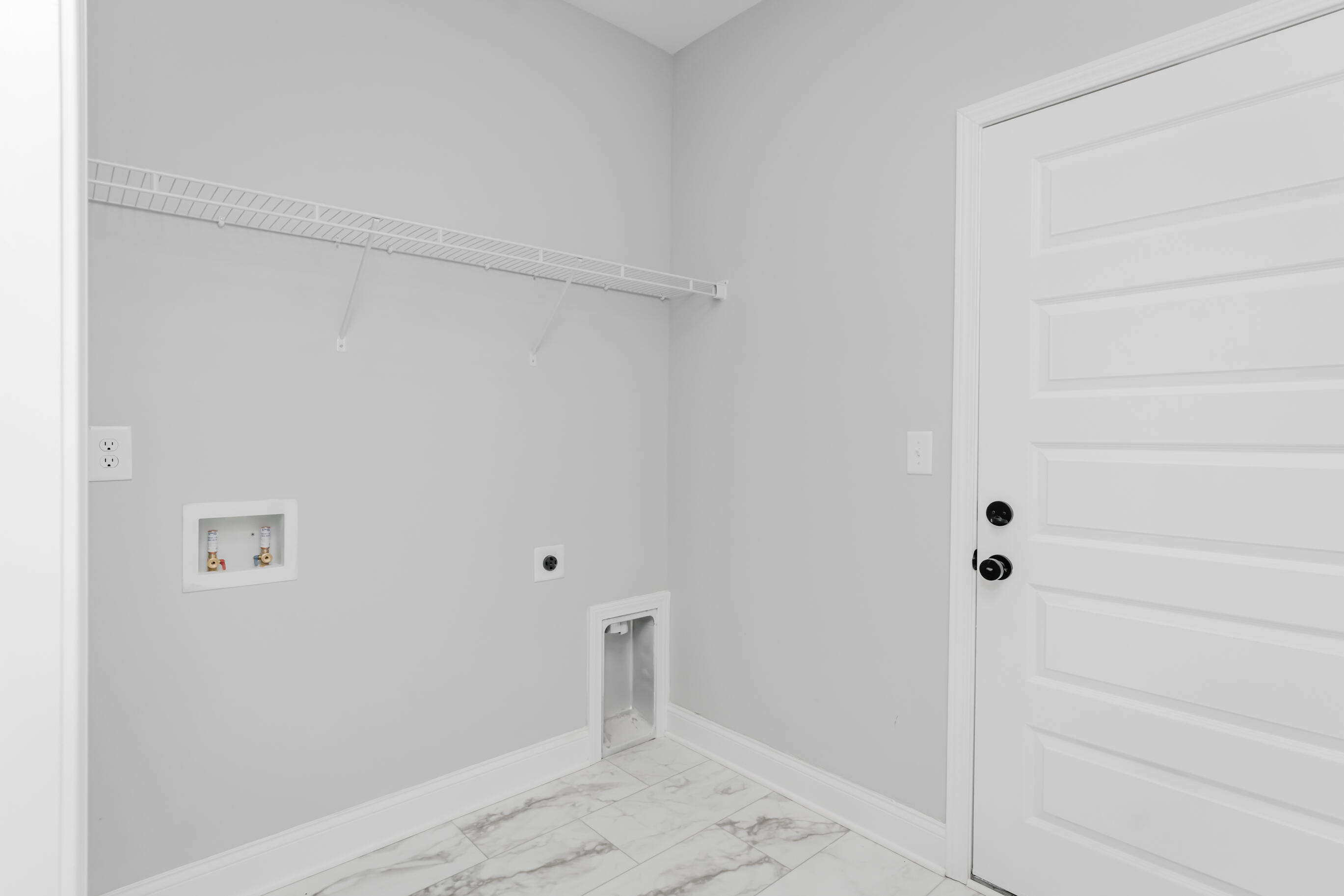 8724 Knolling Loop, 48