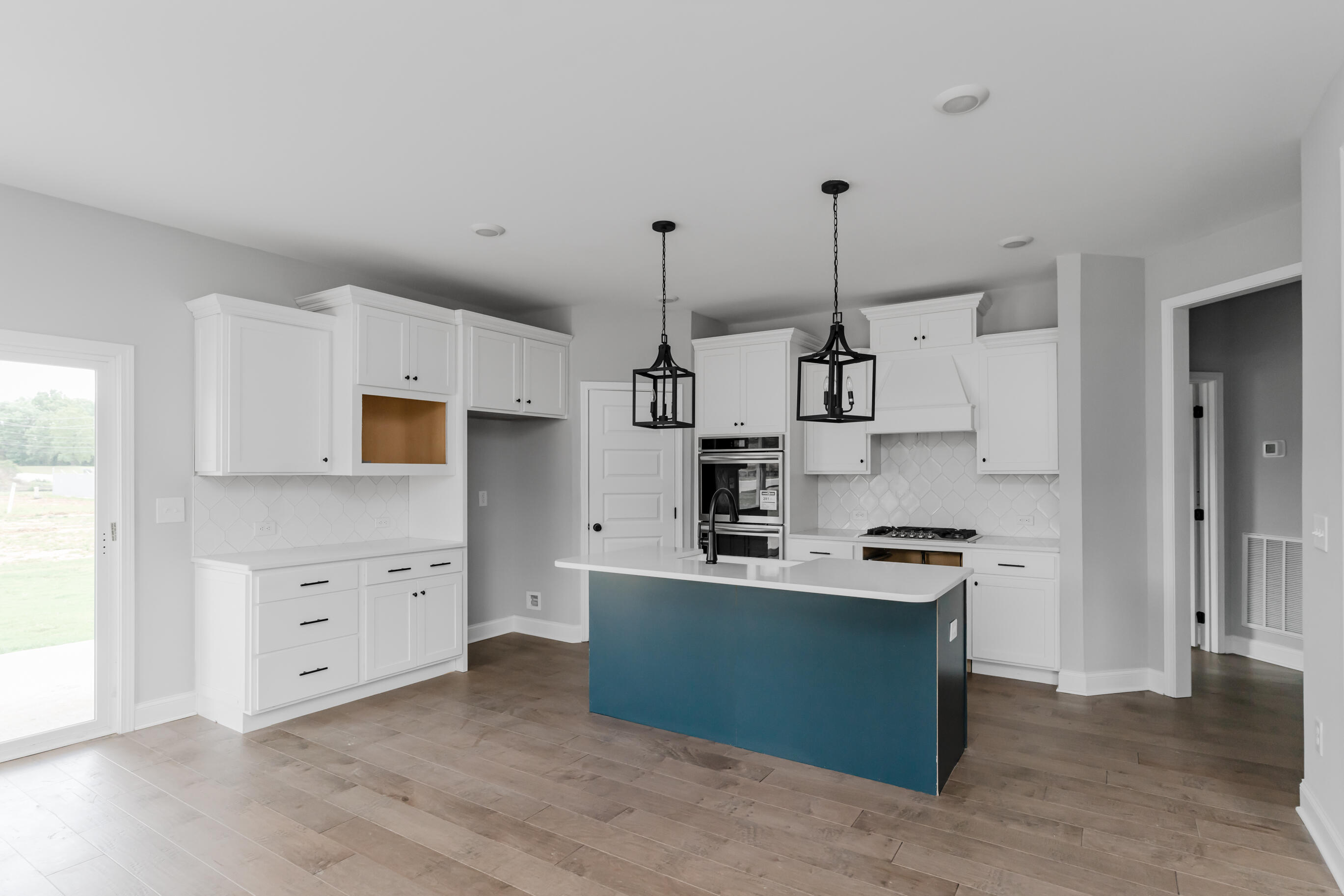 8724 Knolling Loop, 48