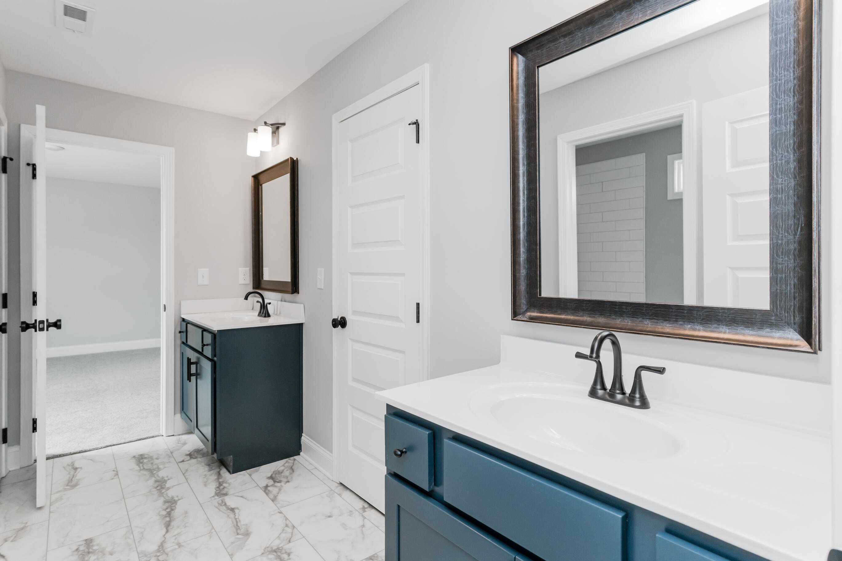 8724 Knolling Loop, 48