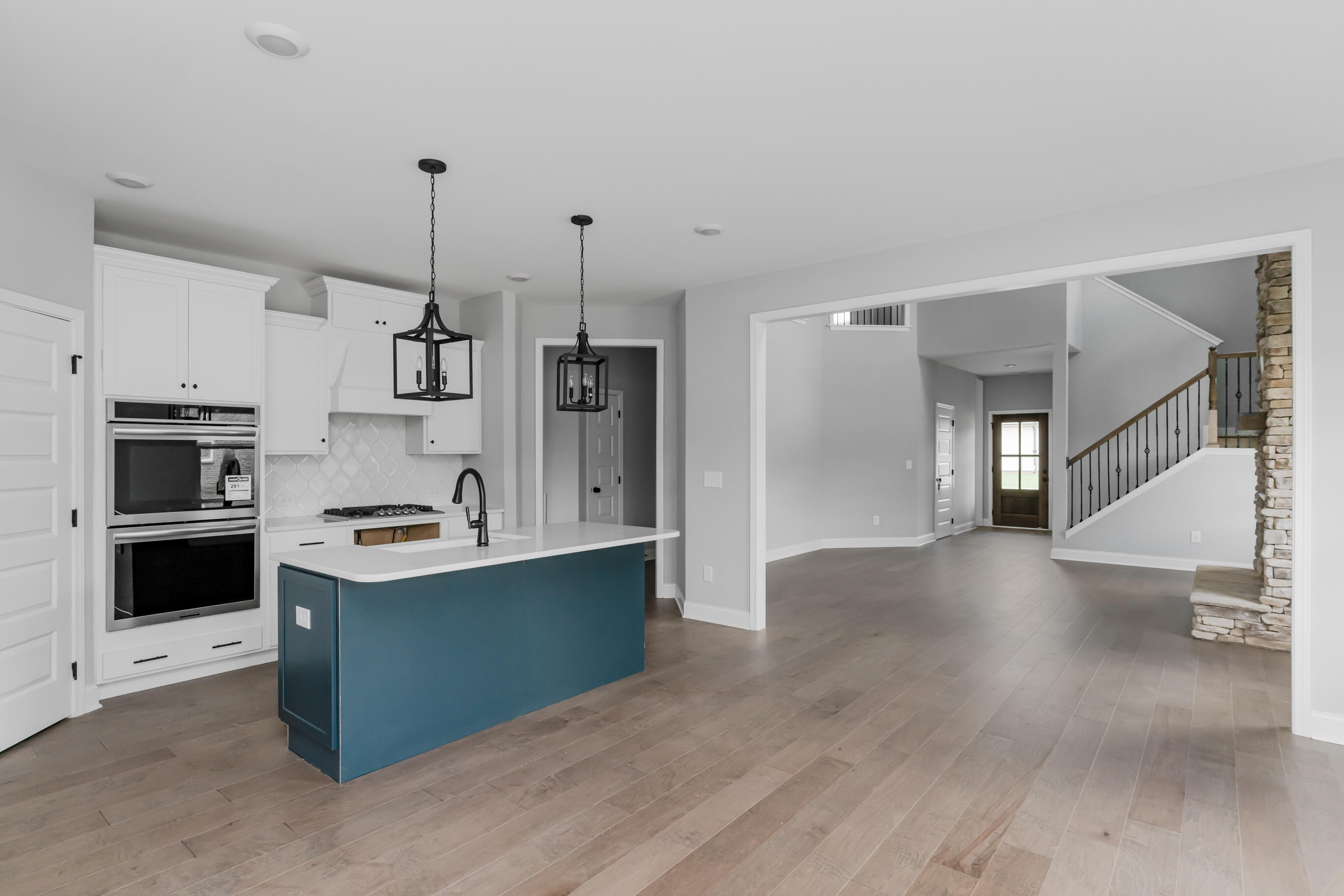 8724 Knolling Loop, 48
