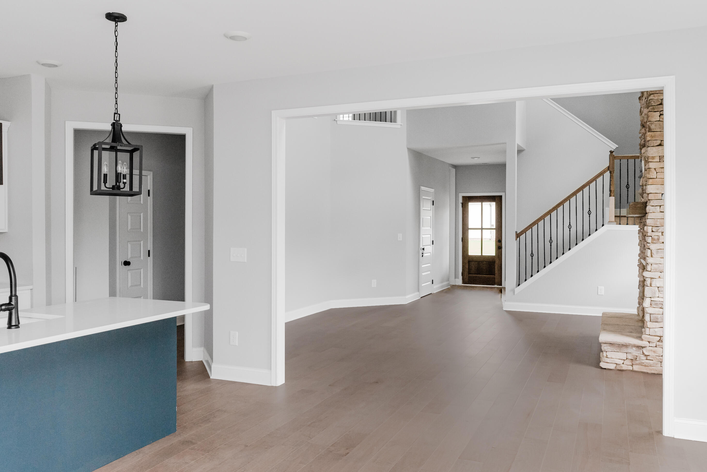 8724 Knolling Loop, 48