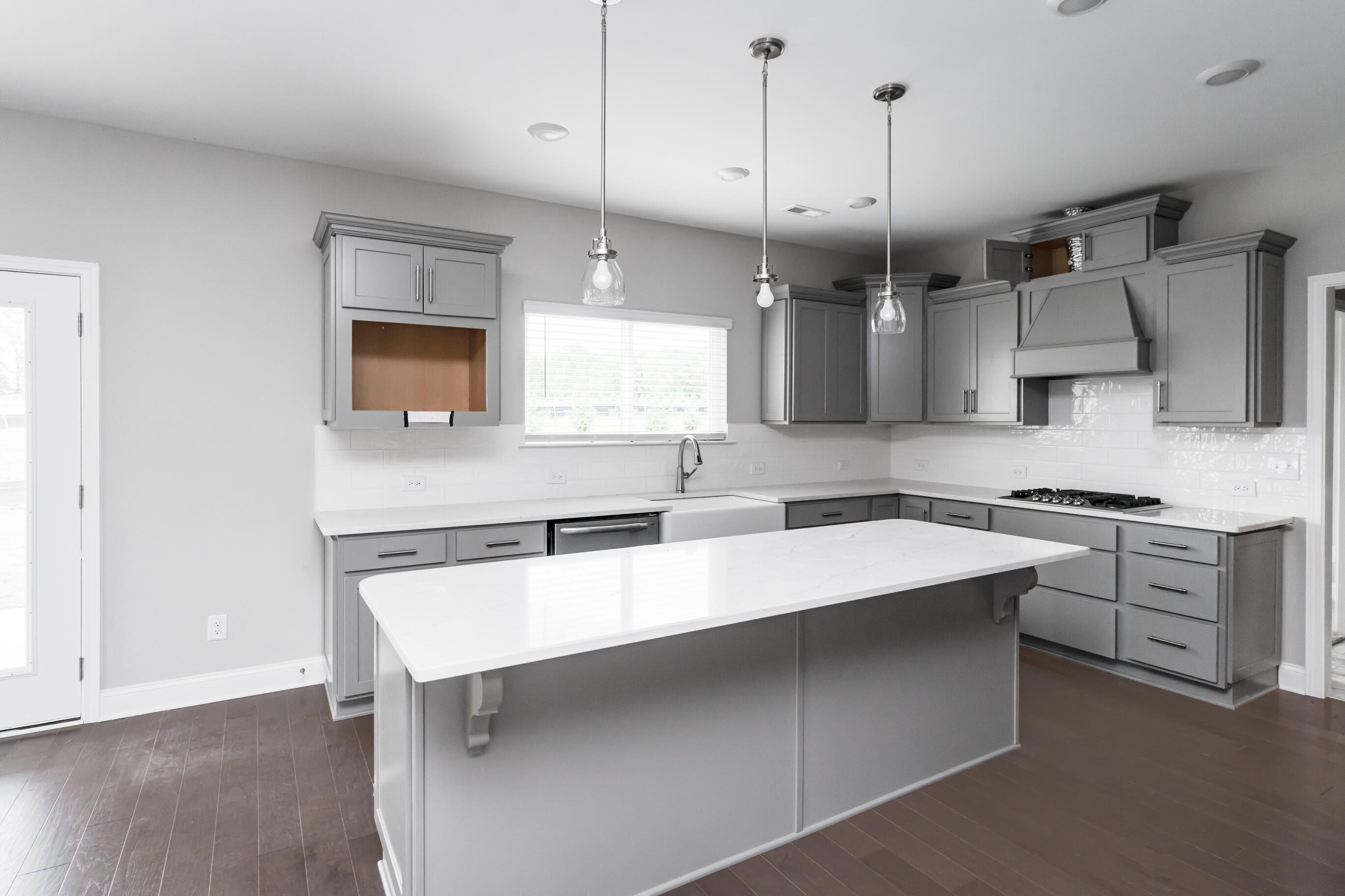 8745 Knolling Loop, 50