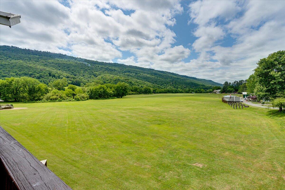2072 Creek Road